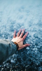 Превью обои рука, вода, камни, дно
