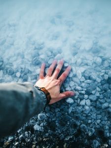 Превью обои рука, вода, камни, дно