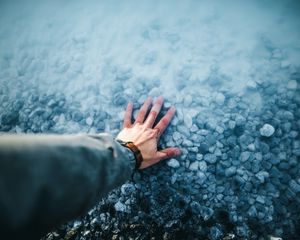 Превью обои рука, вода, камни, дно