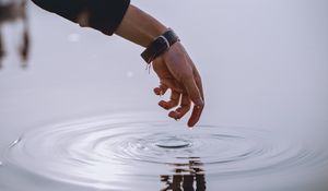 Превью обои рука, вода, капли, пальцы, браслет, волны