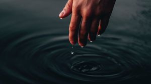 Превью обои рука, вода, капли, волны