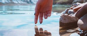 Превью обои рука, вода, касание, отражение