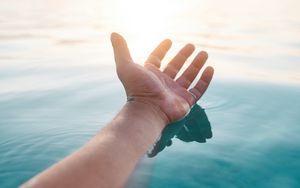 Превью обои рука, вода, солнце, лучи