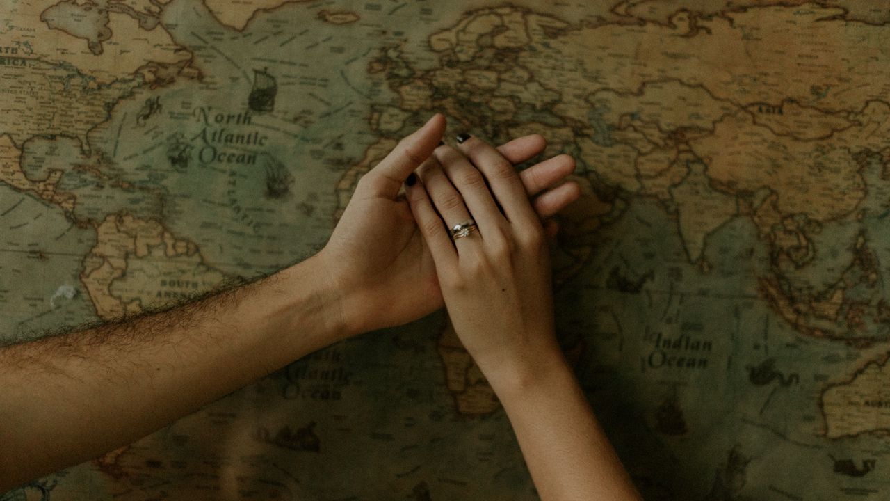 Обои руки, касание, нежность, карта, романтика