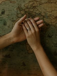 Превью обои руки, касание, нежность, карта, романтика