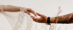 Превью обои руки, касание, пара, любовь, нежность