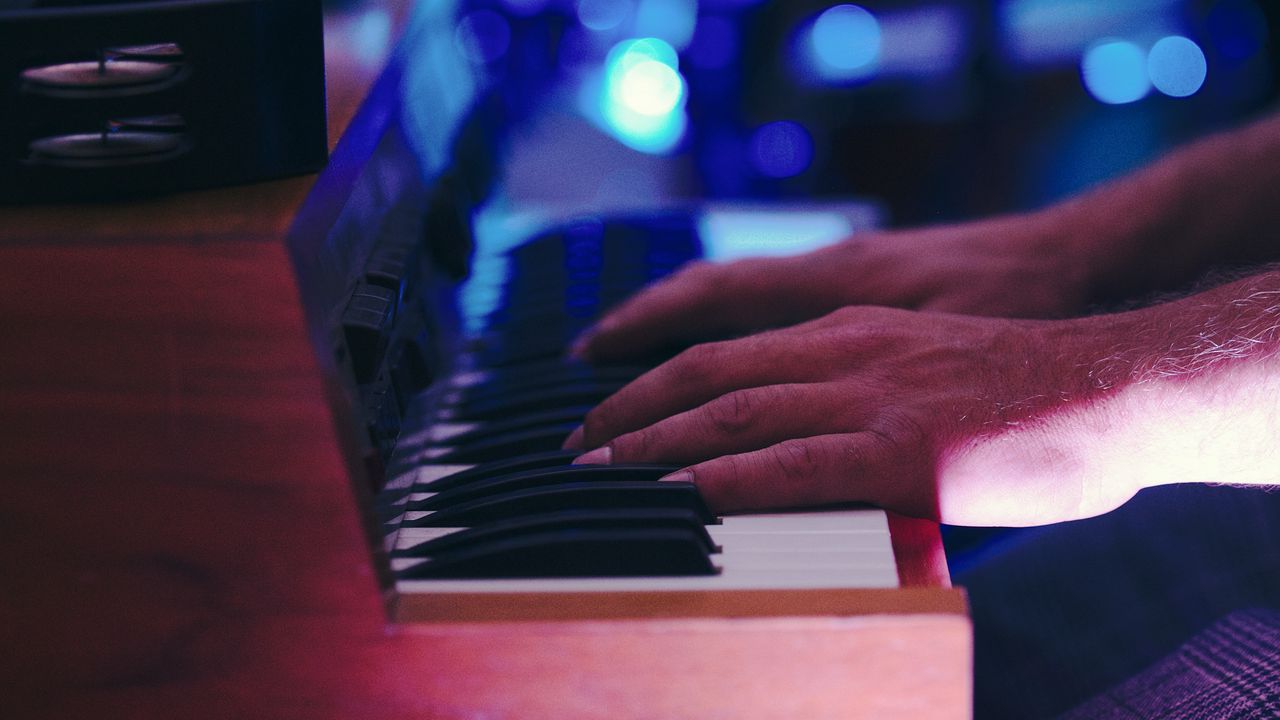 Обои руки, клавиши, орган, музыкант
