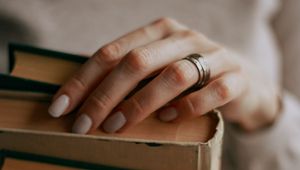Превью обои руки, книги, пальцы
