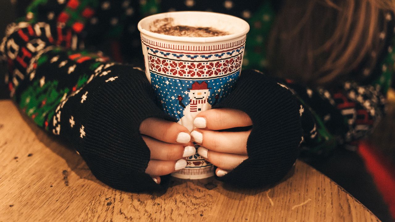 Обои руки, кофе, свитер, рождество