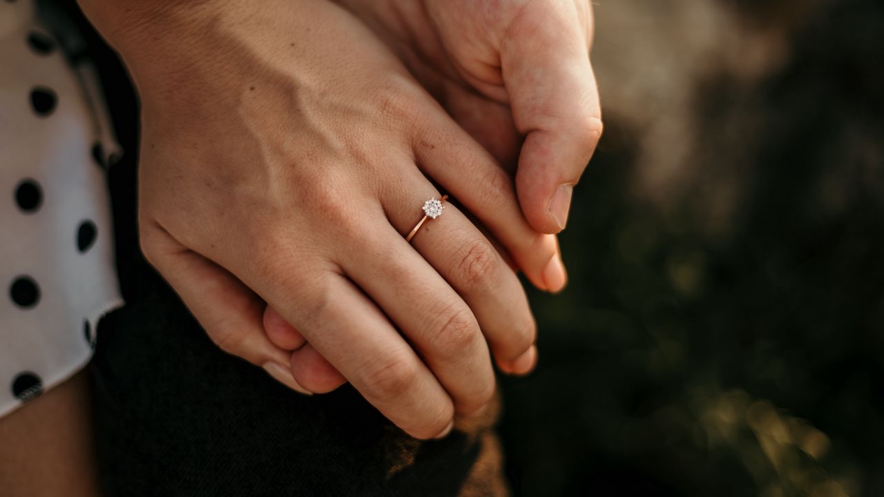Обои руки, кольцо, нежность, романтика