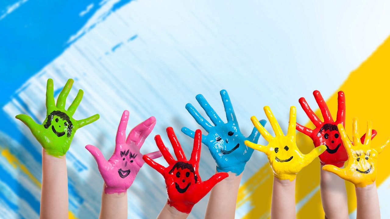 Обои руки, краска, дети, счастье, позитив, улыбки