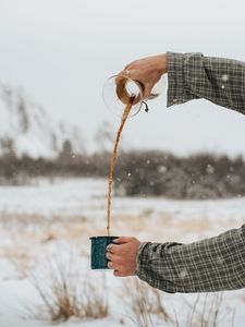 Превью обои руки, кружка, кофе, снег, зима