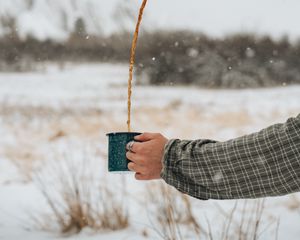 Превью обои руки, кружка, кофе, снег, зима