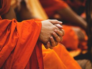 Превью обои руки, монах, буддист, буддизм