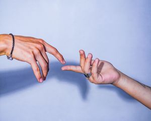 Превью обои руки, пальцы, касание, фиолетовый