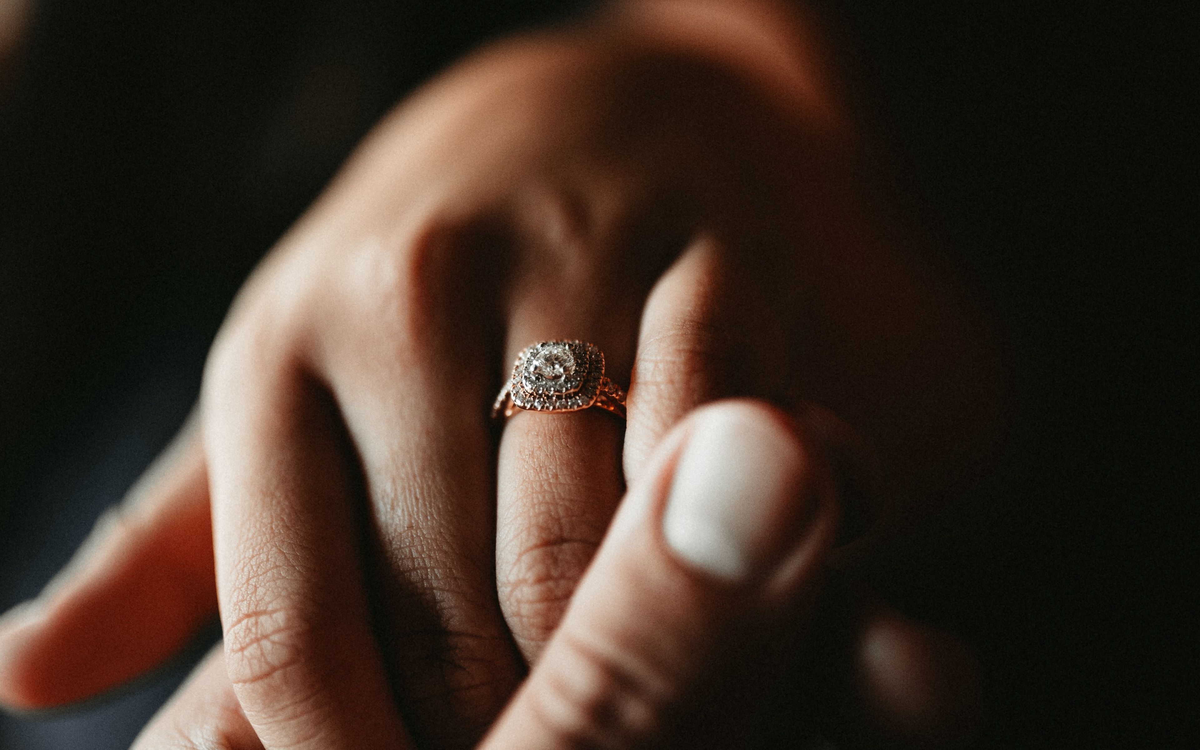 На какой руке носить обручальное кольцо вдове. Кольцо на пальце. Красивое кольцо на пальце. Перстень женский. Обручальное кольцо для девушки.