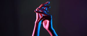 Превью обои руки, пальцы, неон, серый
