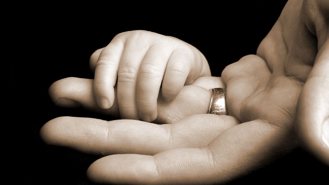 Обои руки, пальцы, ребенок, связь, родственники, кольцо, семья