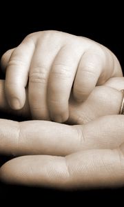 Превью обои руки, пальцы, ребенок, связь, родственники, кольцо, семья