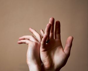 Превью обои руки, пальцы, жест