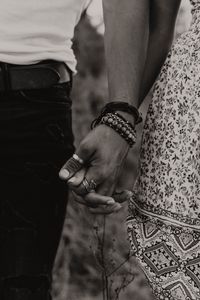 Превью обои руки, пара, чб, любовь, романтика, кольца