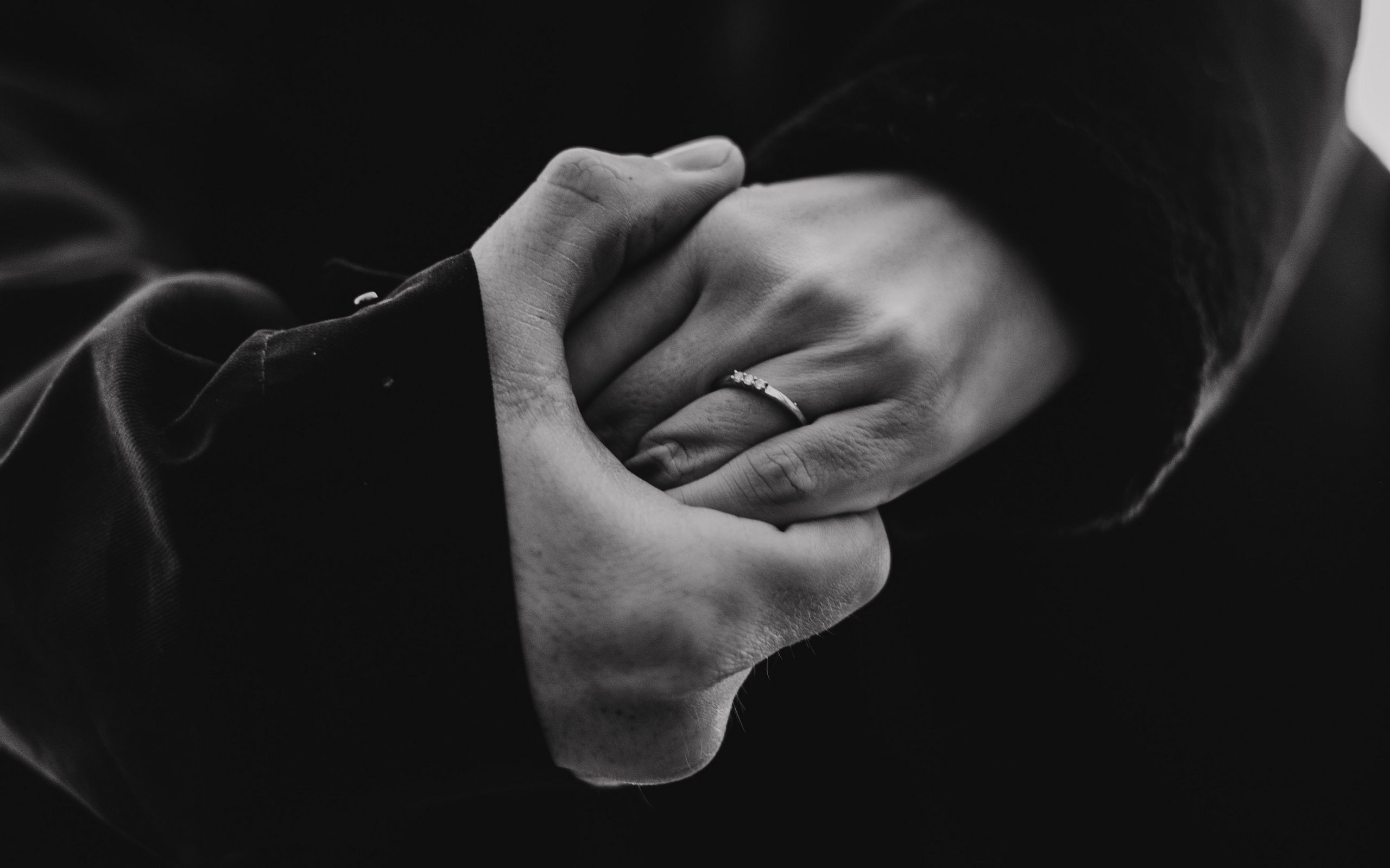 Любовь с концов пальцев. Руки влюбленных. Мужская рука. Рука в руке. Руки любовь.