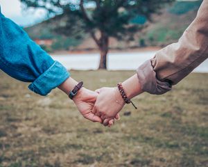 Превью обои руки, пара, дерево, нежность, размытость