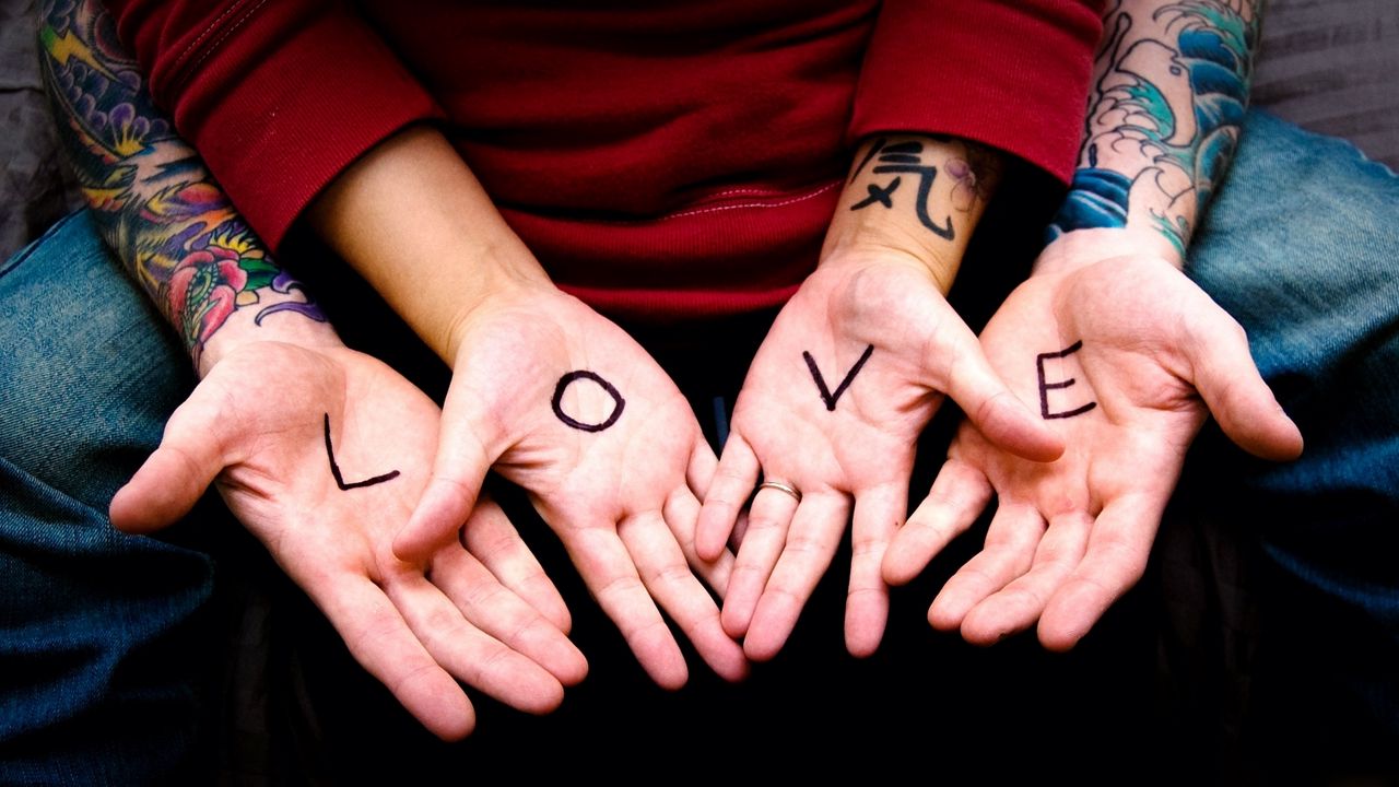 Обои руки, пара, татуировки, сердце, любовь