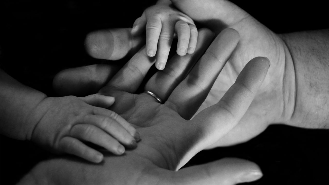 Обои руки, ребенок, семья, чб