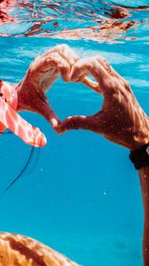 Превью обои руки, сердечко, любовь, вода, под водой