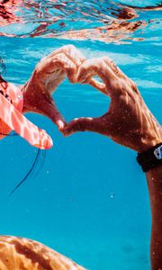 Превью обои руки, сердечко, любовь, вода, под водой