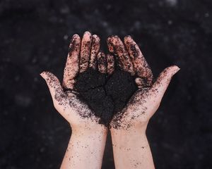 Превью обои руки, сердце, любовь, песок, черный