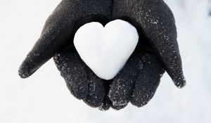 Превью обои руки, снег, сердце, символ, любовь
