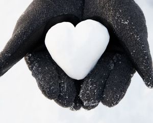 Превью обои руки, снег, сердце, символ, любовь
