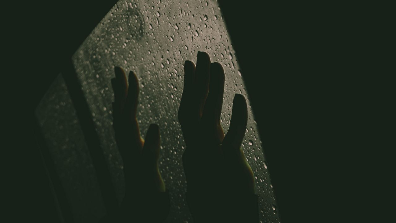 Обои руки, стекло, капли, дождь, темный