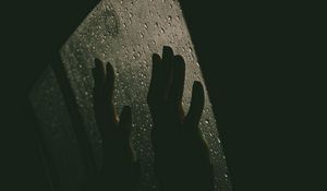 Превью обои руки, стекло, капли, дождь, темный