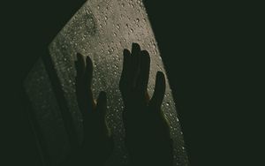 Превью обои руки, стекло, капли, дождь, темный