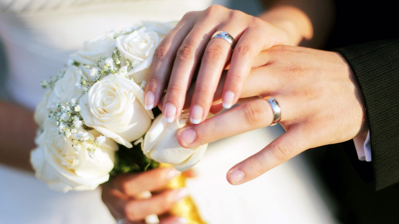 Обои руки, свадьба, кольца, букет, розы