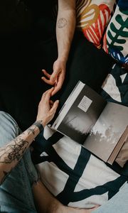 Превью обои руки, тату, книга