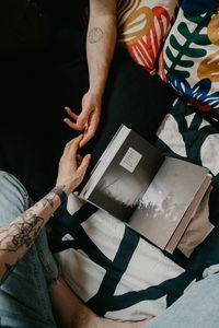 Превью обои руки, тату, книга