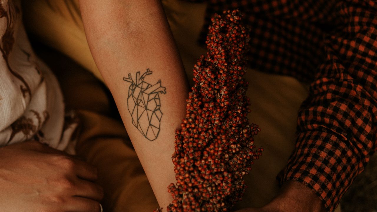 Обои руки, татуировка, сердце, букет