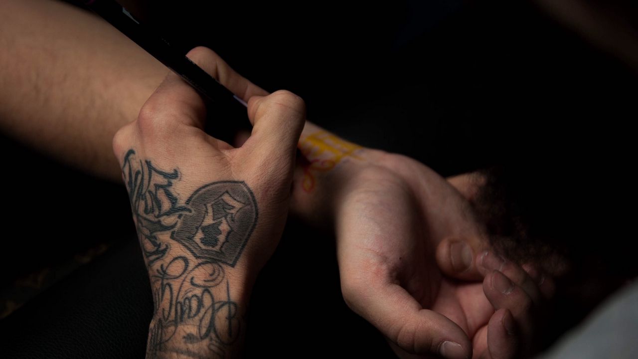 Обои руки, татуировка, тату мастер, процесс, рисование, татуировщик