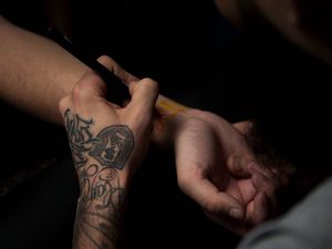 Превью обои руки, татуировка, тату мастер, процесс, рисование, татуировщик