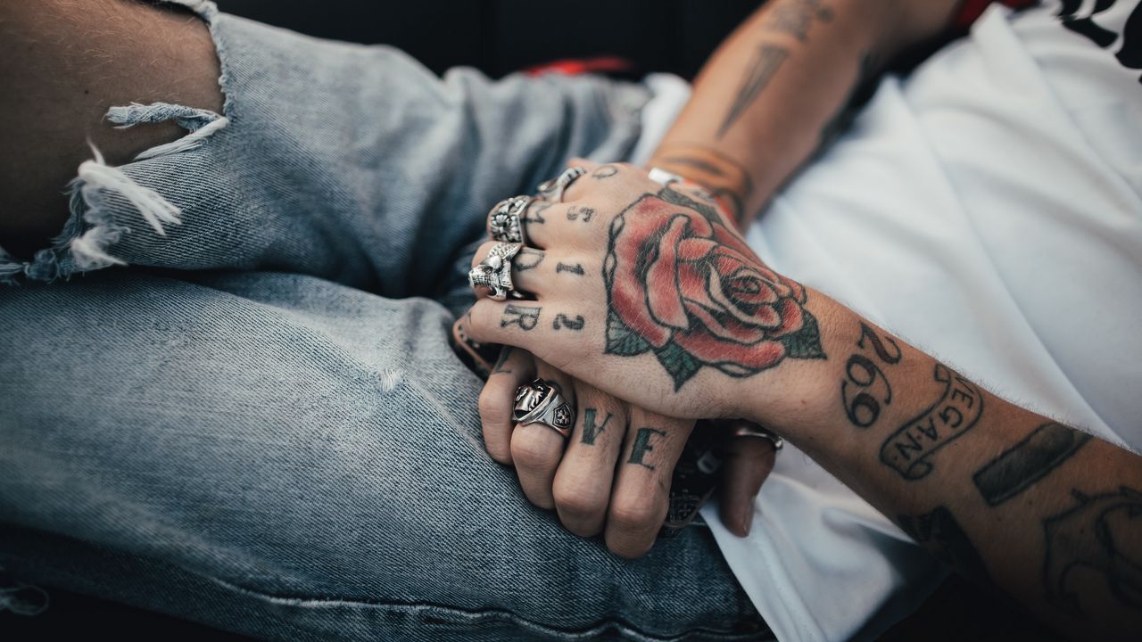 Обои руки, татуировки, кольца, украшения