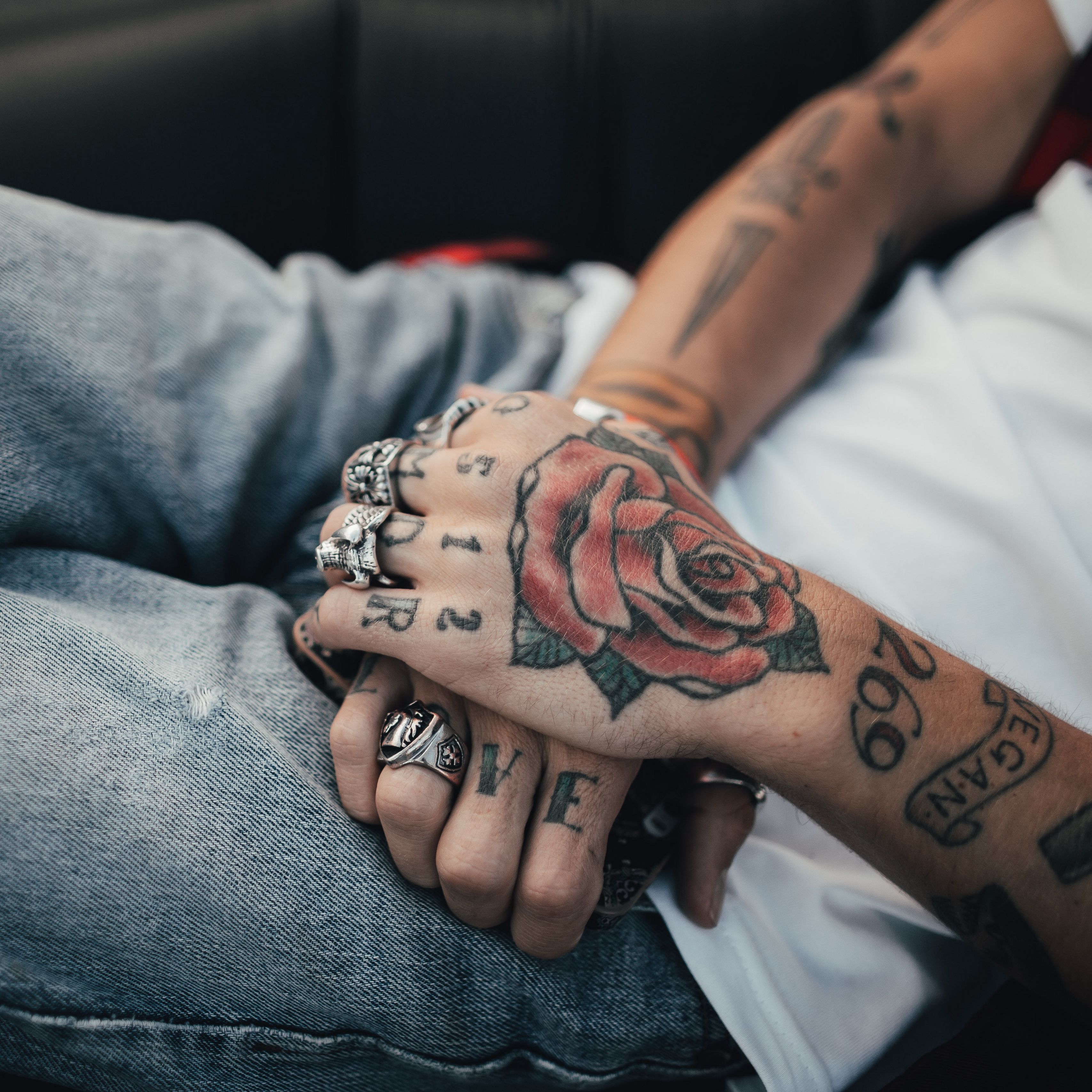 татуированная рука мужчины