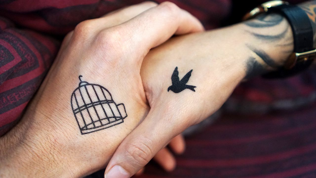 Обои руки, татуировки, пара, любовь