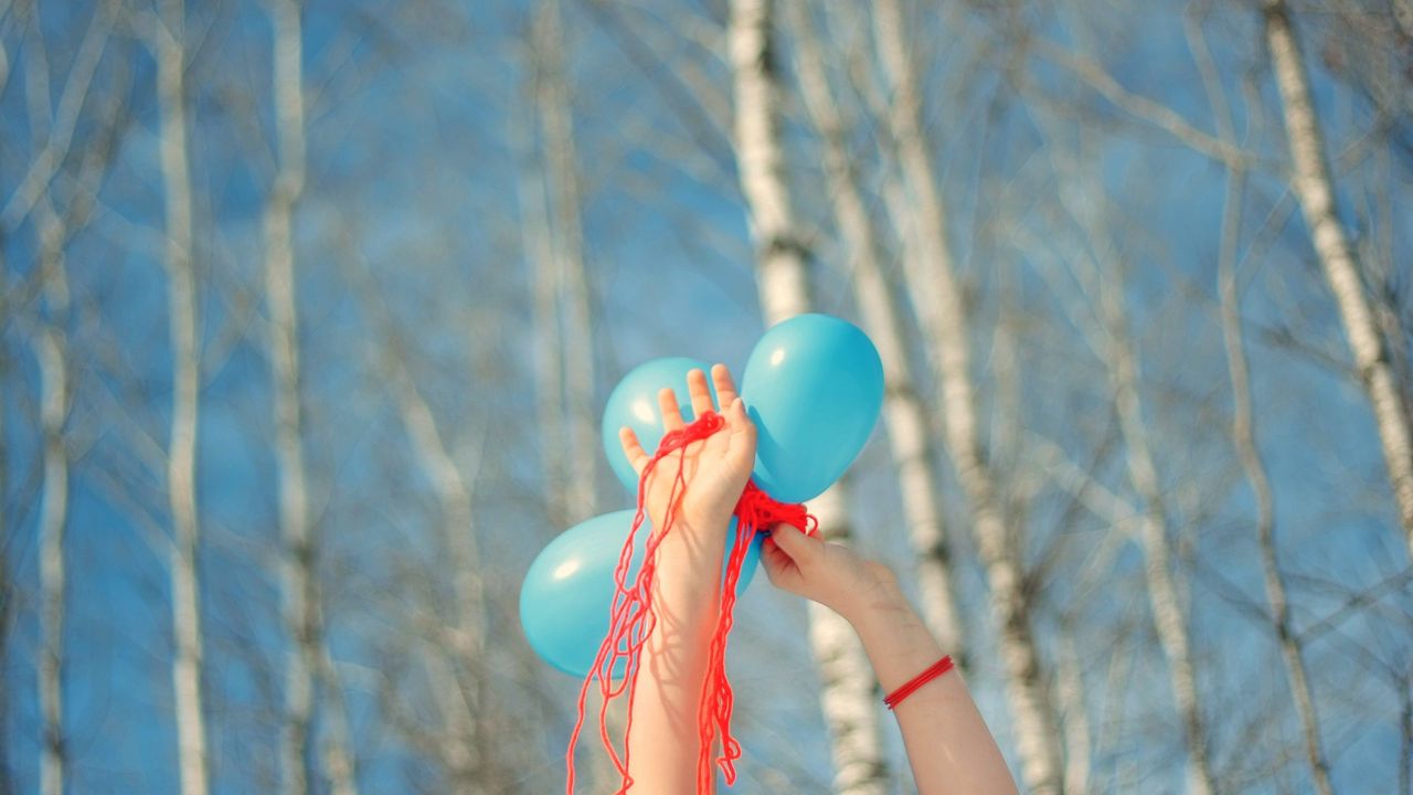 Обои руки, воздушные шарики, деревья