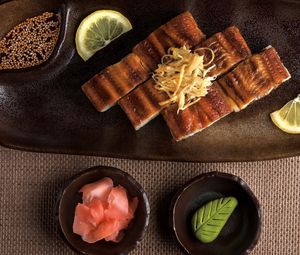 Превью обои рыба, соус, кунжут, японская кухня, лимон, сервировка