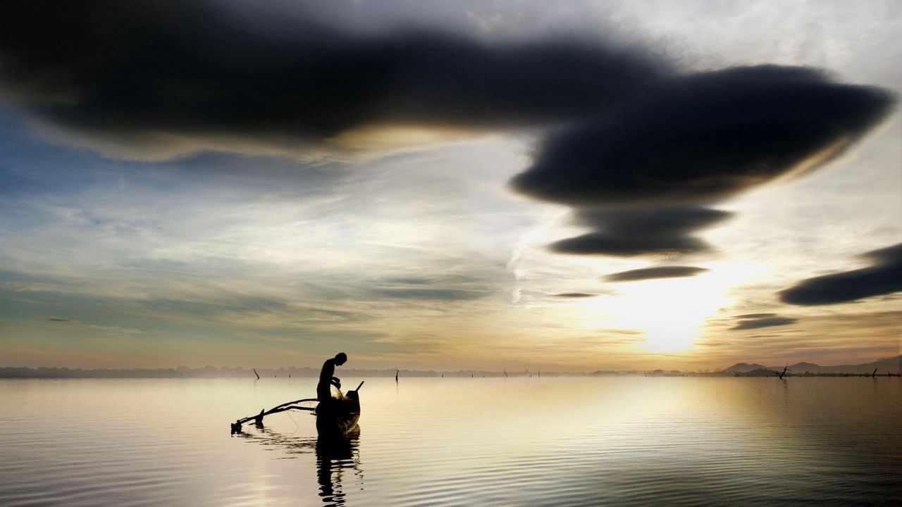 Обои рыбак, озеро, облака, небо, лодка
