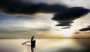 Превью обои рыбак, озеро, облака, небо, лодка